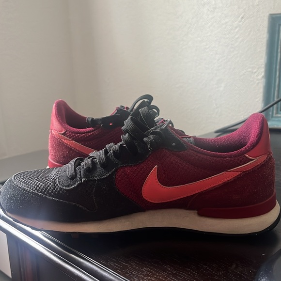 (WMNS) Nike Internationalist 'Black Crimson' 629684-018 - Picture 7 of 9